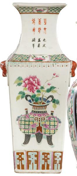  Jarrón prismático de porcelana china con esmaltes polícromos ff. S. XIX pp. S. XX.