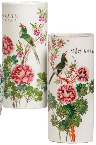 Pareja de porta pinceles de porcelana china con esmaltes polícromos primer tercio S. XX.