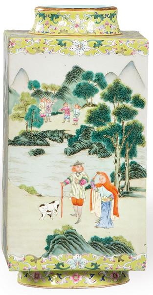 Jarrón prismático de porcelana china con esmaltes polícromos, con marca apócrifa de Qianlong, Dinastía Qing S. XIX.