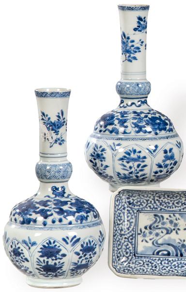 Pareja de jarrones de cuello largo de porcelana de Compañía de Indias azul y blanco, Dinatía Qing, época de Kangxi (1668-1722)