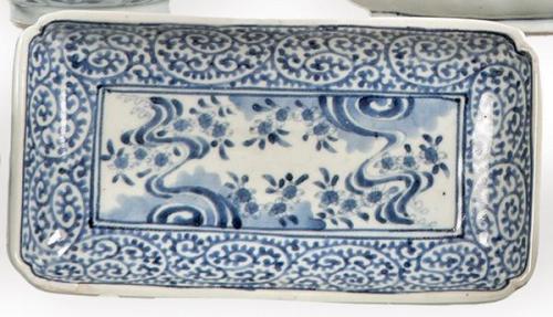  Bandeja rectangular de porcelana china azul y blanco, Dinastía Qing S. XIX.
