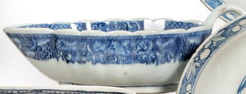  Salsera de porcelana de Compañía de Indias, azul y blanco, Dinastía Qing, época de Qianlong (1736-95).