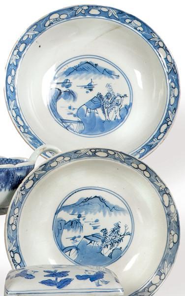  Pareja de cuencos con pie de porcelana china azul y blanco, Dinastía Qing, época de Kangxi (1662-1722).