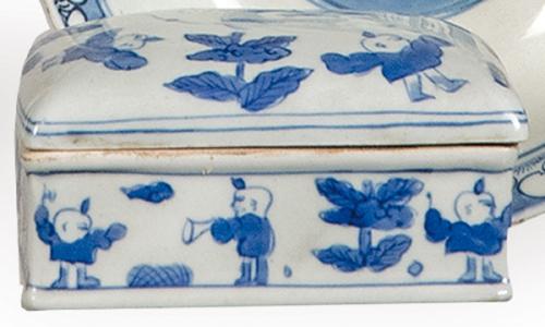  Pequeña caja de porcelana china azul y blanco, Dinastía Qing S. XIX.