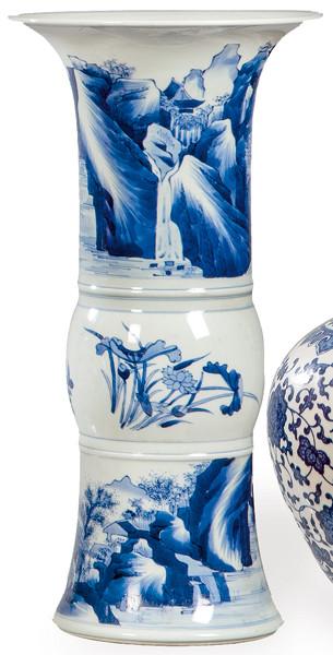 Jarrón tipo de gu de porcelan china azul y blanco con marca apócrifa de Kangxi (1668-1722) realizado en el siglo XX.