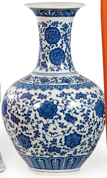 Jarrón de porcelana china azul y blanco siguiendo modelos de la Dinastía Yuan S. XX.