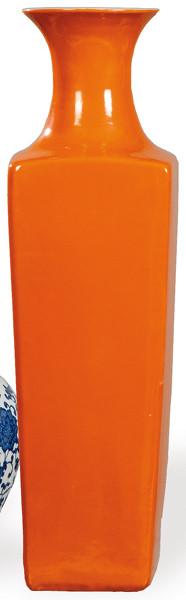 Jarrón prismático de porcelana china con vidriado naranja con marca apócrifa de Yongzheng (1723-1735)