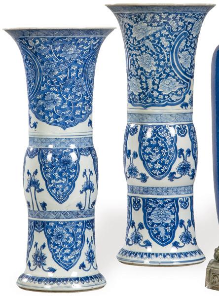 Pareja de jarrones tipo zun de porcelana china azul y blanco, época de Kangxi (1668-1722), Dinastía Qing S. XVIII.