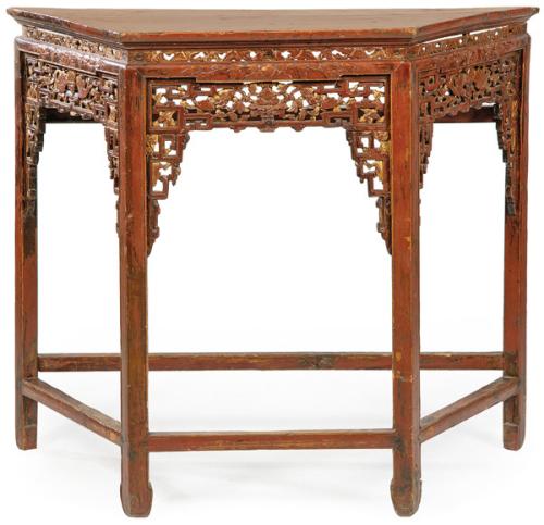 Consola china en madera tallada con restos de laca roja y oro, Dinastía Qing S. XIX.