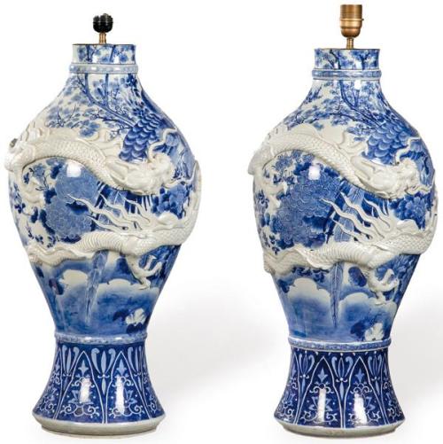 Pareja de lámparas de mesa realizdas con jarrones de porcelana japonesa azul y blanco S. XX.