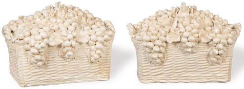 Pareja de centros de mesa en forma de cestas con uvas y hojas de cerámica esmaltada en blanco de Bassano. 