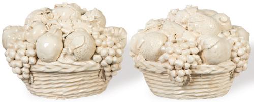 Pareja de centros de mesa en forma de cestas con frutas y hojas de cerámica esmaltada en blanco de Bassano. 