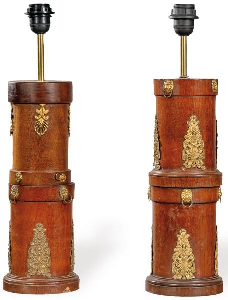 Pareja de lámkparas de mesa de madera con aplicaciones de latón