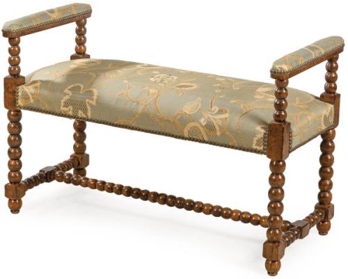 Banqueta con brazos con estructura de madera de haya torneada, teñida y barnizada, reforzada por chambrana en H. Tela de seda con decoración de flores.