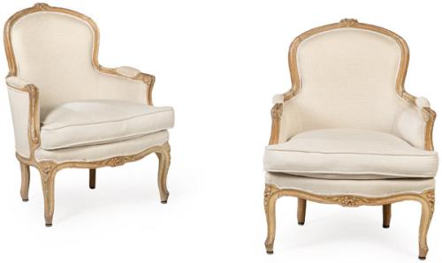 Pareja de butacas estilo Luis XV en madera tallada, pintada y parcialmente dorada, con decoración de motivos vegetales, tapicería de época posterior.