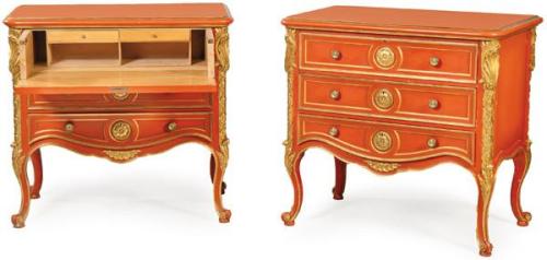  Pareja de cómodas escritorio estilo rococó en madera lacada en coral y decoración tallada y dorada.