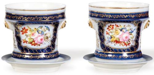  Pareja de cachepot Viejo Paris, en porcelana blanca y azul cobalto con decoración de flores en reservas.