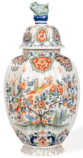 Tibor de forma octogonal en loza estannífeta holandesa de Delft, con decoración pintada a mano "Paleta de cachemir", siguiendo modelos de Lowys Fictoor, principios del siglo XVIII. rematado superior en forma de cabeza zoomorfa de felino. Con marca apócrif