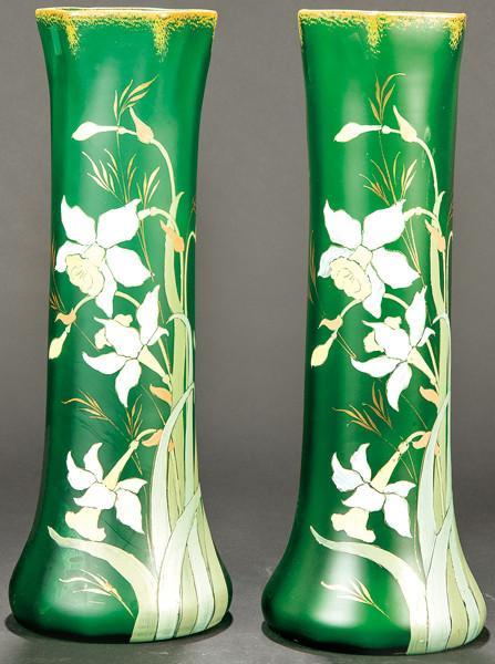  Pareja de jarrones Art Nouveau esmaltados en verde con decoración pintada de flores, Francia h. 1910.
