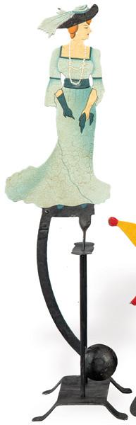 Tentetieso representando a una dama de hierro pintado.