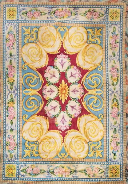 Alfombra española en lana, estilo Savonnerie, de la Real Fábrica de Tapices firmada y fechada en 1942.