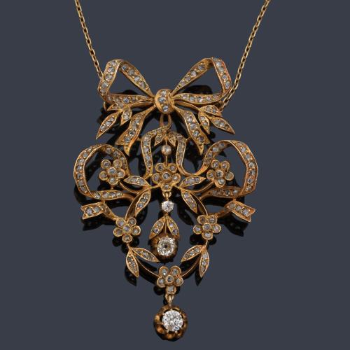 Pendentif con diamantes talla rosa y 'old cut' en montura y cadena de plata dorada. Años '20.