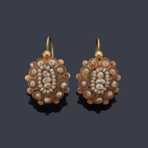 Pendientes largos con diseño de filigrana y decoración de perlitas aljófar insertadas. Ppios S. XX.