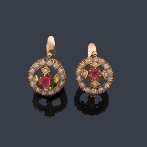 Pendientes cortos con rosetón con vidrio rosa al centro y orla de perlitas aljófar, en montura de oro amarillo de 18K.