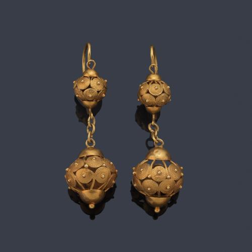 Pendientes largos populares con doble motivo esférico con decoración de esferillas realizado en filigrana de oro amarillo de 18K. S. XIX.