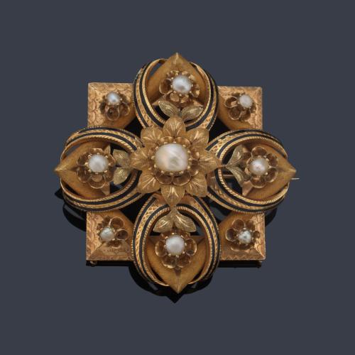 Broche Isabelino con decoración de perlas y esmalte negro en montura de oro amarillo de 18K. S. XIX.