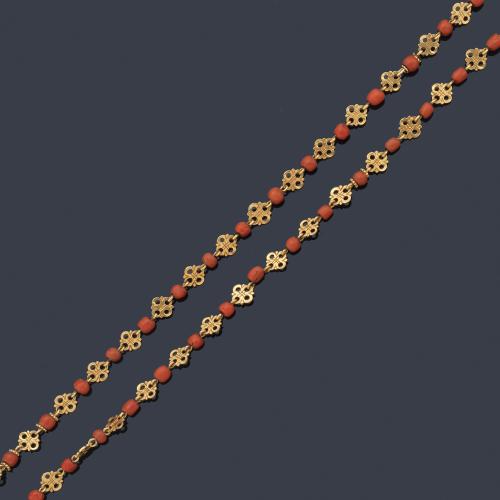Collar largo con cuentas de coral intercalada con motivos calados en oro amarillo de 18K.