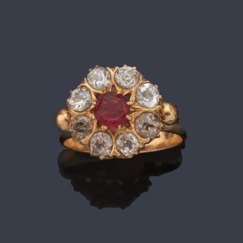 Anillo con espinela roja y orla de diamantes talla antigua de aprox. 0,65 ct en total.