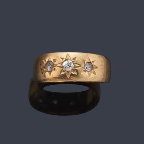 Anillo con tres diamantes talla antigua en oro amarillo de 18K.