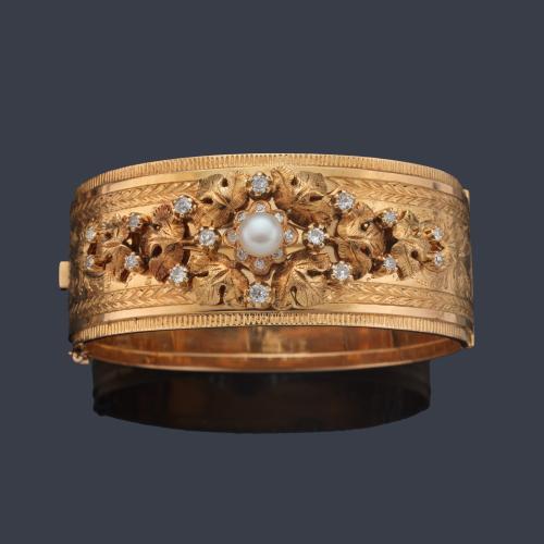  Pulsera época Isabelina con frente vegetal con diamantes talla 8/8 y perla central. Circa 1860.
