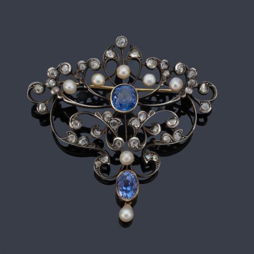 Broche - pendentif con dos zafiros talla oval (Sri Lanka) de aprox. 3,00 ct con siete perlas (posiblemente finas) y diamantes talla rosa y 'old cut'. Ppios S. XX. Certificado GIA.