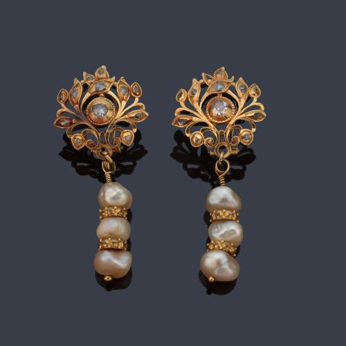 Pendientes largos con diamantes talla tabla y rosa con perlas barrocas, en montura de oro amarillo de 18K.