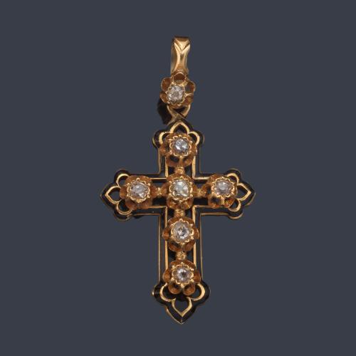 Cruz época Isabelina con siete diamantes 'old cut' en engaste de roseta, enmarcado por esmalte negro y remate lobulado. Circa 1850.