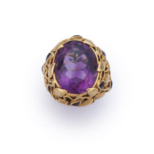 Anillo época modernista con amatista talla oval de aprox. 9,12 ct con motivos vegetales cincelados en oro amarillo de 18K. Circa 1900.
