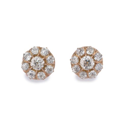 Pendientes cortos con diseño de rosetón con diamantes talla 'old cut' y rosa de aprox. 4,85 ct en total. S. XIX.