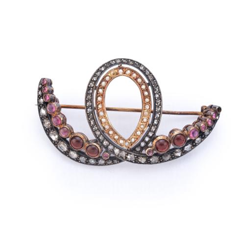  Broche con doble banda curvada con diamantes talla rosa y rubíes talla cabujón, con banda central de perlitas aljófar. S. XIX.