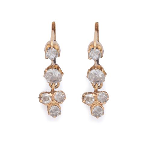 Pendientes largos con diamantes talla 'old cut european' de aprox. 1,50 ct en total. Mediados S. XIX.
