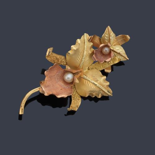 Broche con diseño de flor de orquídea con dos perlas en oro amarillo y rosa de 18K.