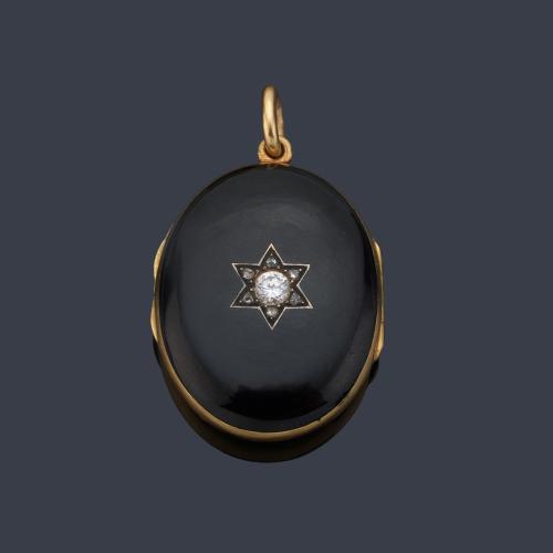 Guardapelo con placa de ónix y motivo de estrella enriquecido con un brillante y diamantes talla rosa. S. XIX.