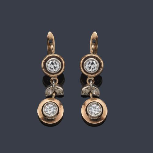 Pendientes largos con dos diamantes talla 'old cut' cada uno de aprox. 1,50 ct en total. Ppios. S. XX.