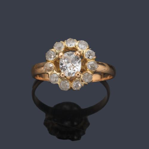 Anillo con diseño rosetón con diamantes talla 'cushion' y antigua de aprox. 0,85 ct en total. Ppios S. XX.