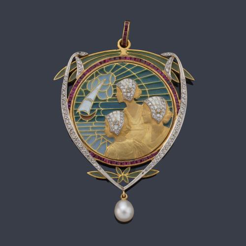 Colgante con la imagen de tres holandesas mirando al mar, realizado en esmalte 'plique-a-jòur', brillantes, rubíes calibrados y remate de perlitas.
