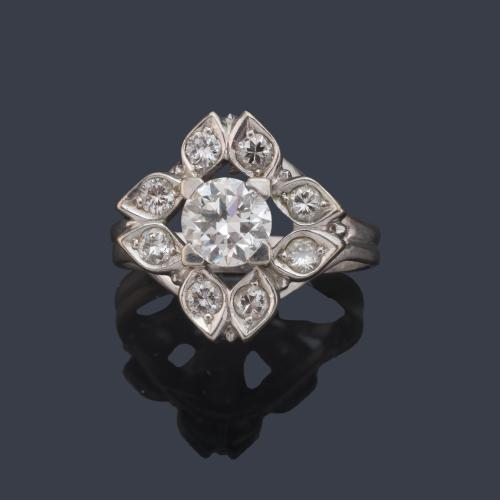 Anillo con brillante central de aprox. 1,00 ct con orla de diamantes de aprox. 0,40 ct en total.