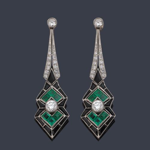 Pendientes largos estilo 'art decó' con brillantes de aprox. 2,00 ct en total con esmeraldas calibradas y piezas de ónix.