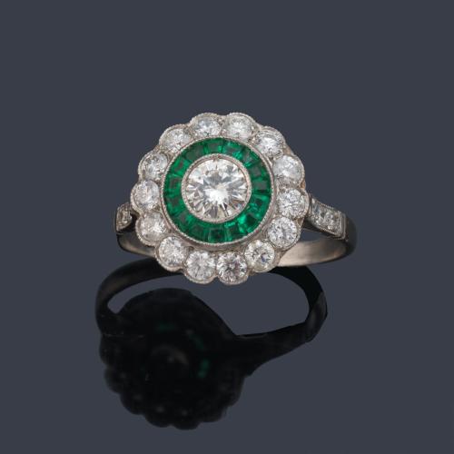 Anillo 'ojo de perdiz' con brillante central de aprox. 0,50 ct con doble orla de esmeraldas y brillantes.