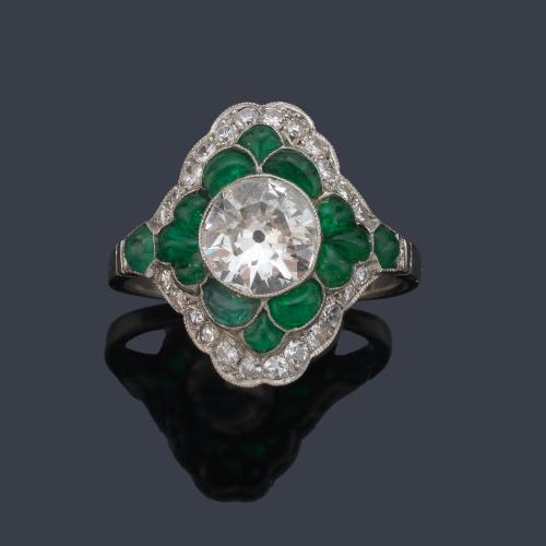 Anillo lanzadera con brillante central de aprox. 1,40 ct con orla de esmeraldas calibradas talla cabujón y diamantes talla sencilla de aprox. 0,50 ct en total.